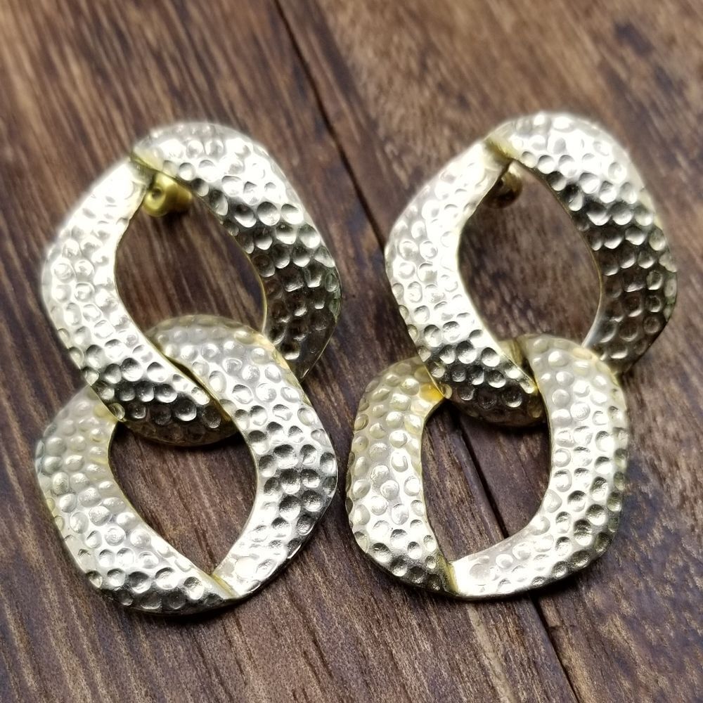 8 hammered gold tone earrings E255